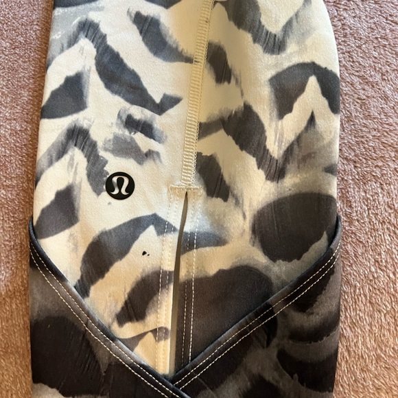 Skirted LULULEMON leggings. - Picture 6 of 7